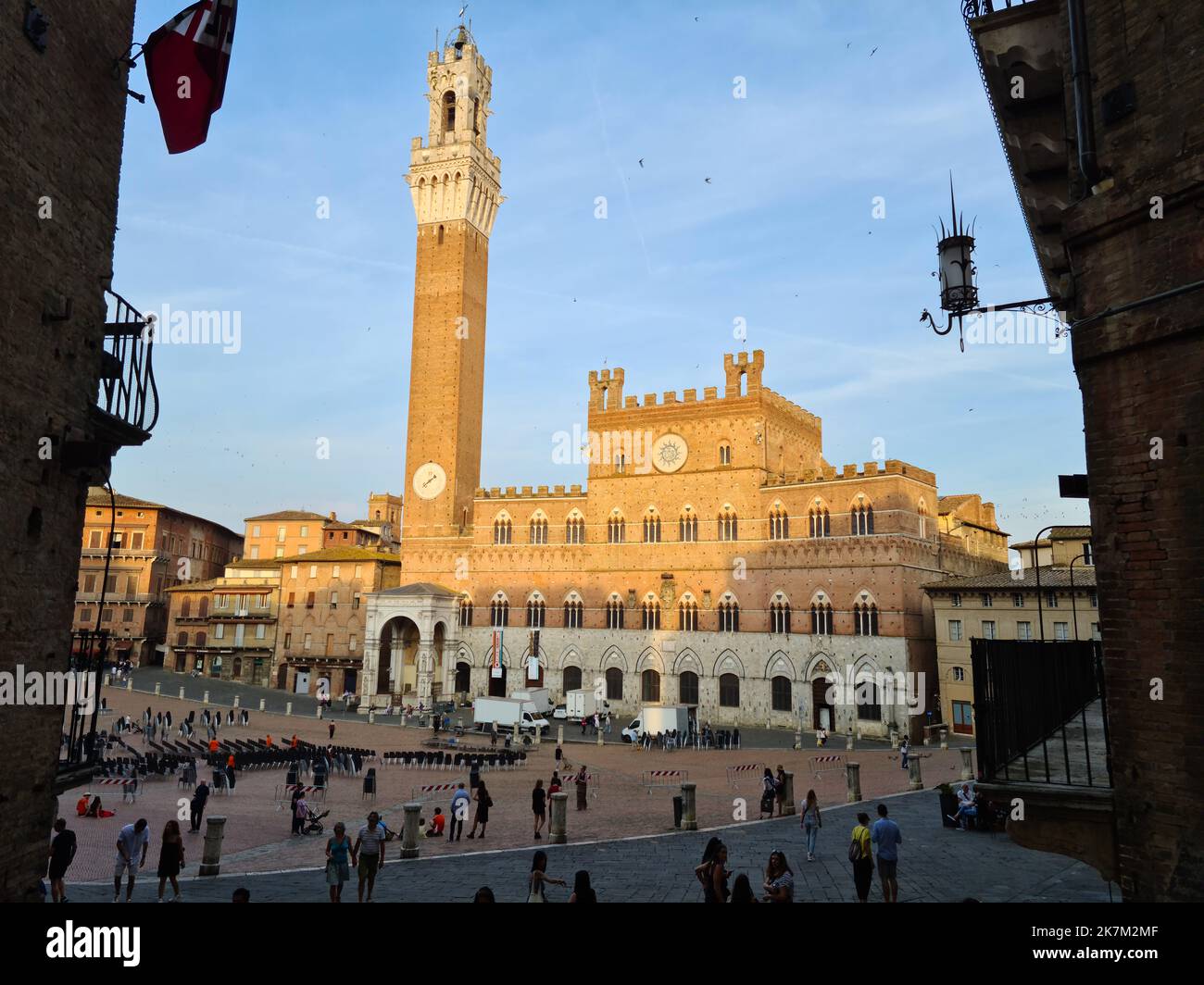Piazza del Campo ist der muschelförmige Platz, auf dem der Palio di Siena stattfindet. Der Palazzo Pubblico und der Torre del Mangia dominieren den Platz Stockfoto