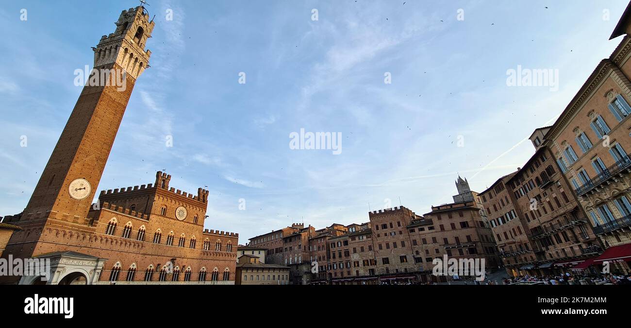 Piazza del Campo ist der muschelförmige Platz, auf dem der Palio di Siena stattfindet. Der Palazzo Pubblico und der Torre del Mangia dominieren den Platz Stockfoto