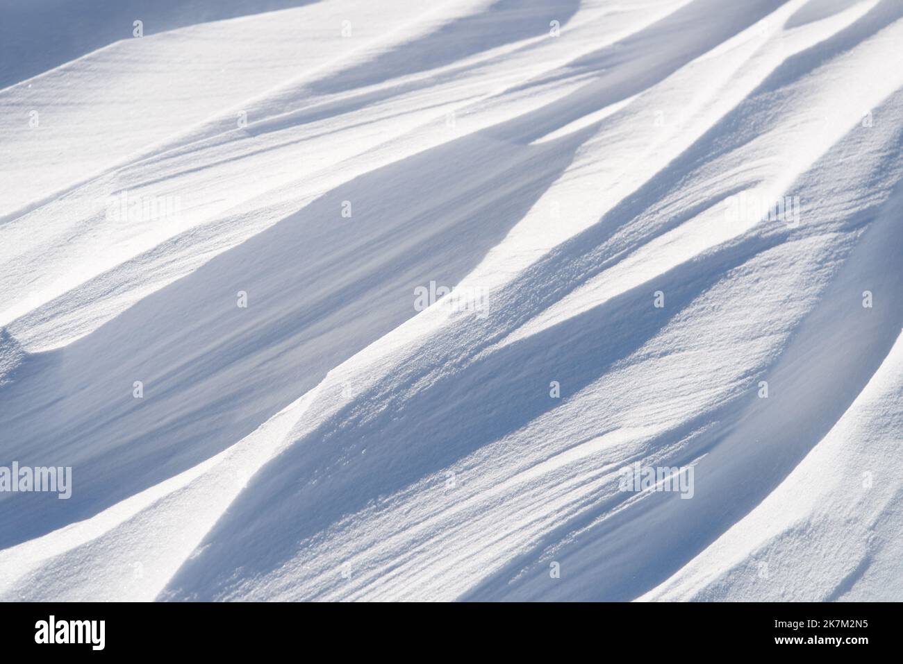 Schnee driftet im Sonnenlicht. Stockfoto