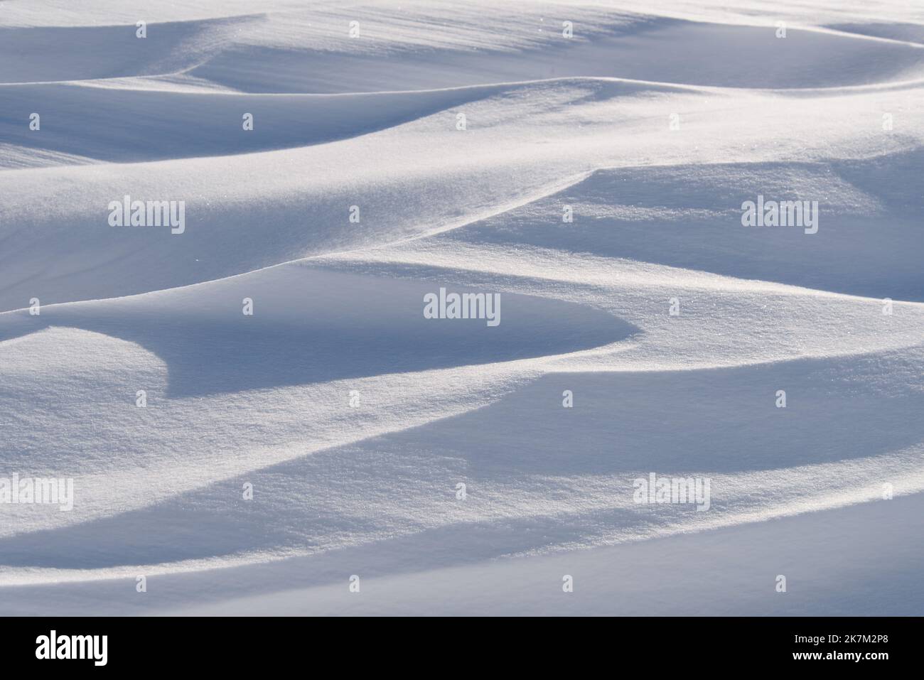Schnee driftet im Sonnenlicht. Stockfoto