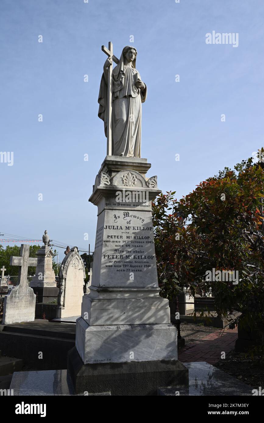 Vorderansicht des Grabes von Julia, Peter und Annie McKillop, auf dem Friedhof von St. Kilda Stockfoto