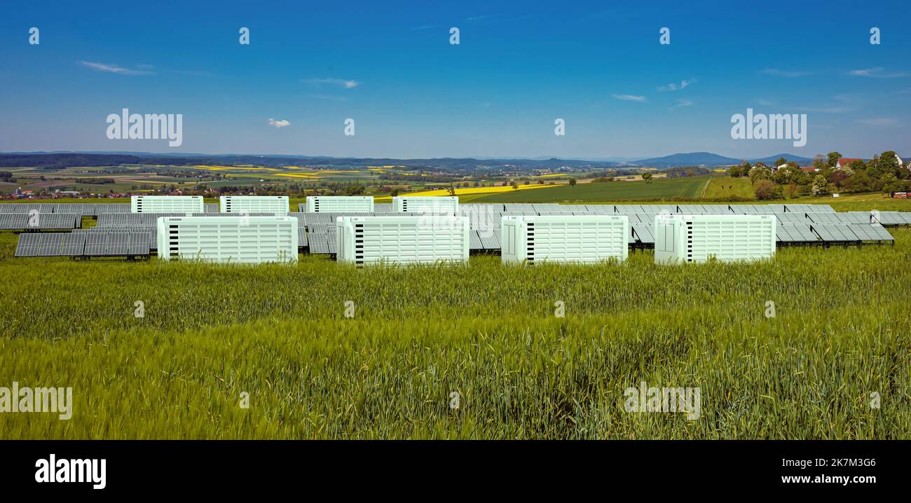 Ein modernes Solarfeld mit Batteriespeicher in der Natur Stockfoto