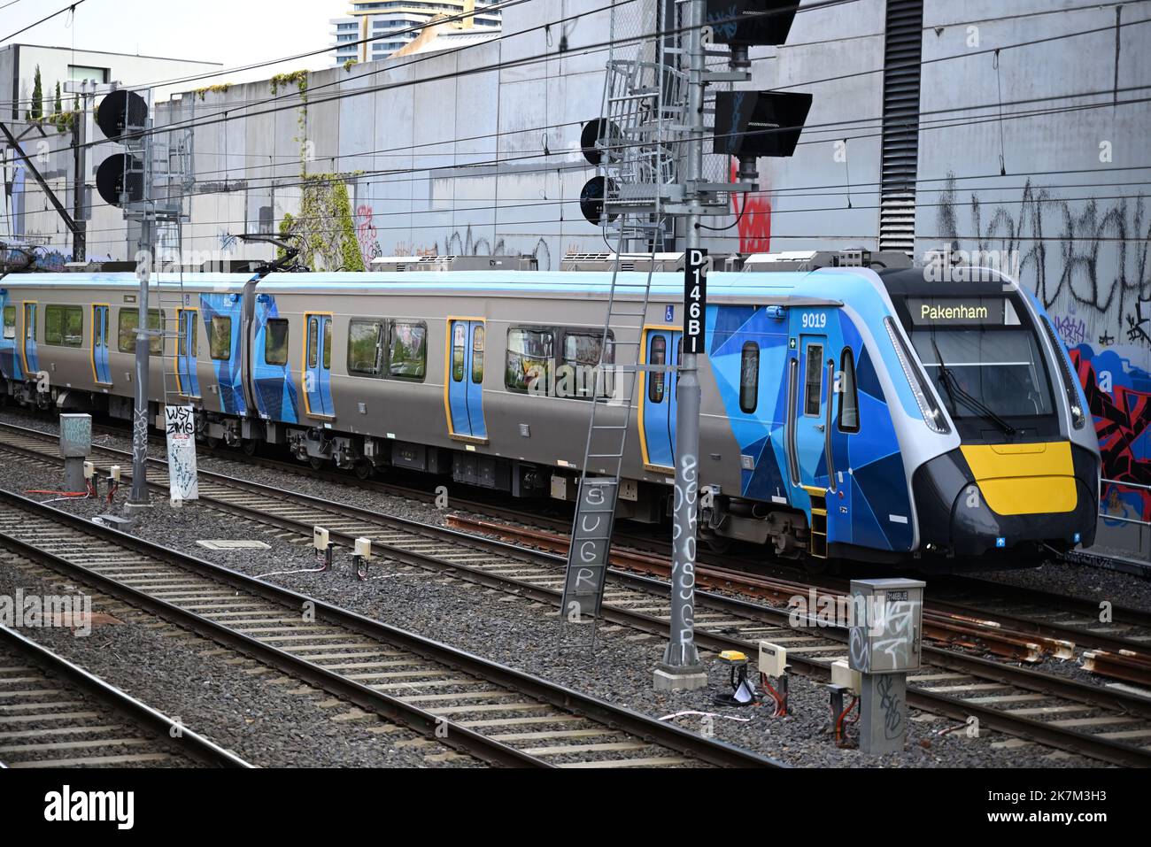 Seitenansicht eines neuen High Capacity Metro Train, der durch das Innere von Melbourne nach Pakenham fährt Stockfoto
