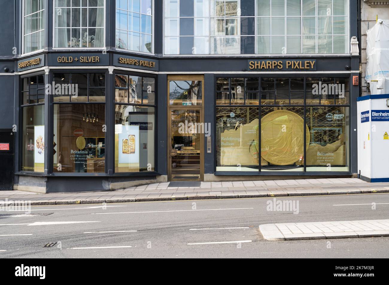 Außenansicht des Sharps Pixley Bullion & Safe Einlagerungsladens in der St James's Street, London, England, Großbritannien Stockfoto