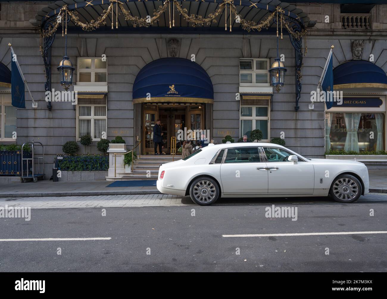 White Rolls Royce und Portiers am Eingang der Arlington Street zum Ritz Hotel. Piccadilly, London, England, Großbritannien Stockfoto
