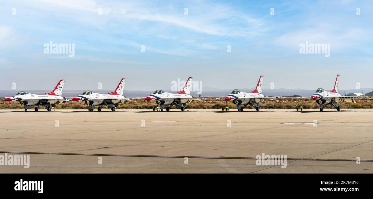 USAF Thunderbirds stellten sich am 10/16/2022 auf dem Luftwaffenstützpunkt Edwards an Stockfoto