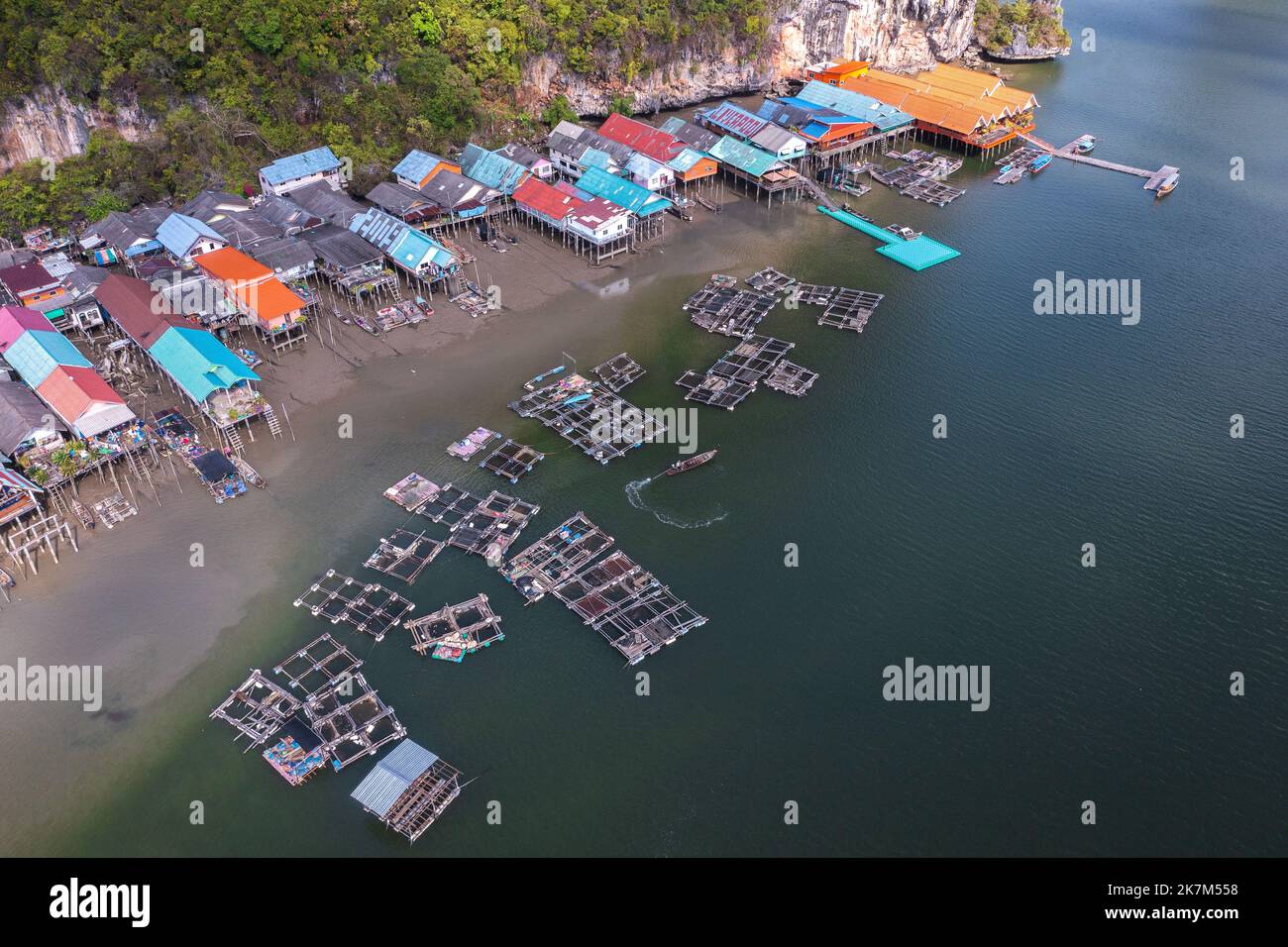 Luftaufnahme von Ko Panyi oder dem muslimischen Fischerdorf Koh Panyee in der Provinz Phang Nga, Thailand Stockfoto