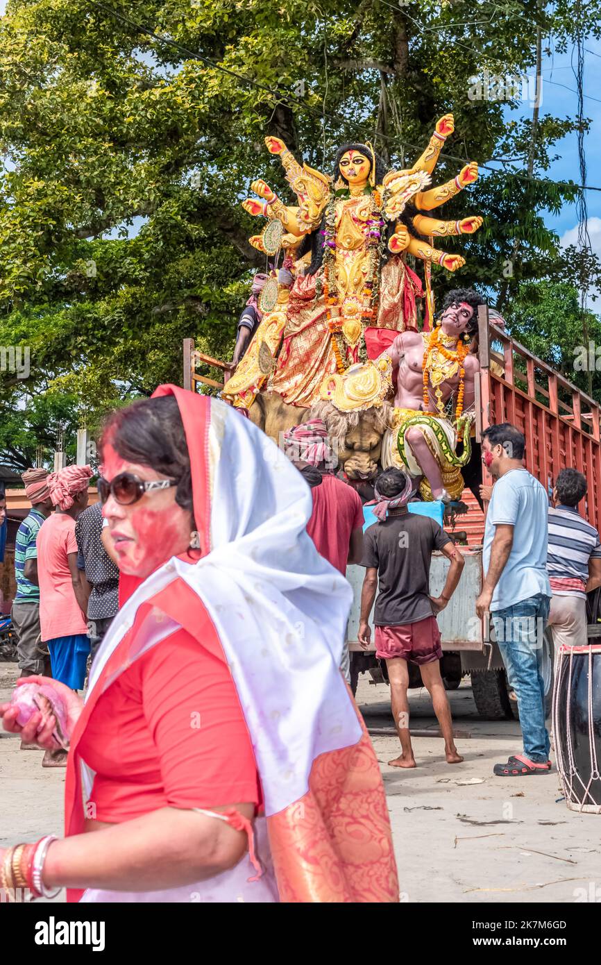 Anhänger tauchen Durga Idol am letzten Tag des Durga Puja Festivals auf den Fluss Ganges ein Stockfoto