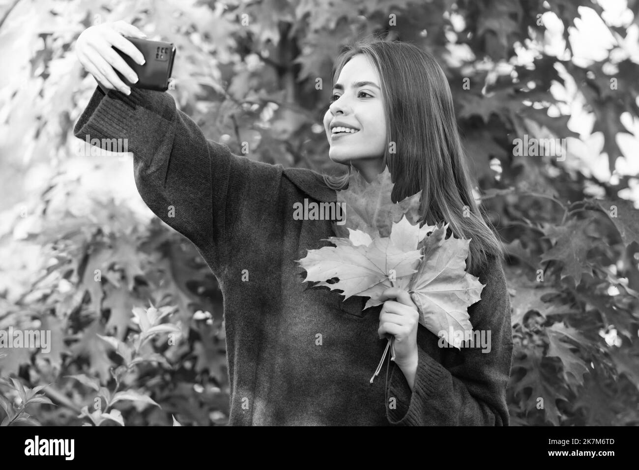 Herbst Natur. Schönes Gesicht Porträt. Natürliche Schönheit. Herbst Saison Mode. Mädchen machen Selfie Stockfoto