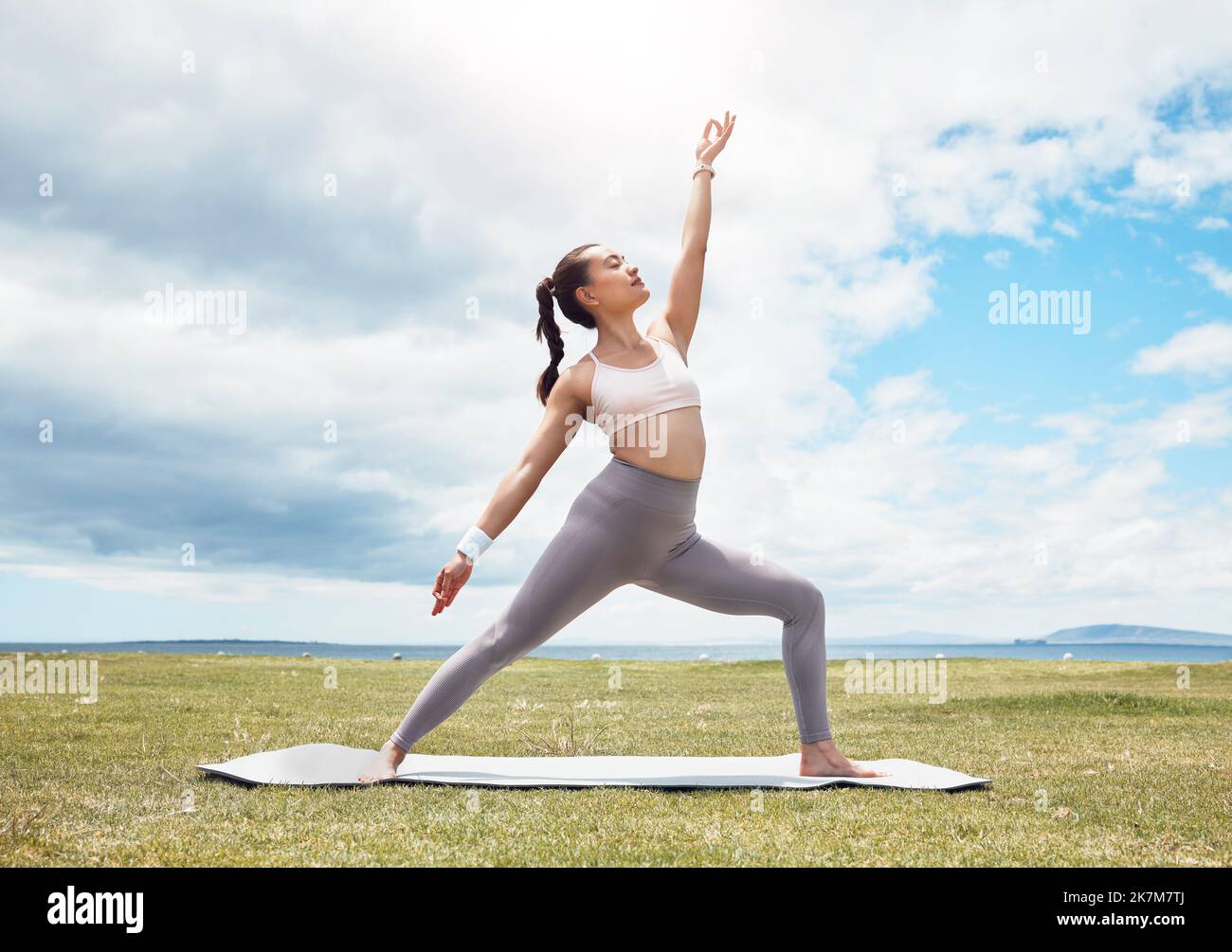 Yoga, Stretching oder Zen-Frau im Garten, in der Natur oder in der Nachhaltigkeitslandschaft im Relax Fitness- oder Workout-Training. Ruhe, Frieden oder Pilates Stockfoto