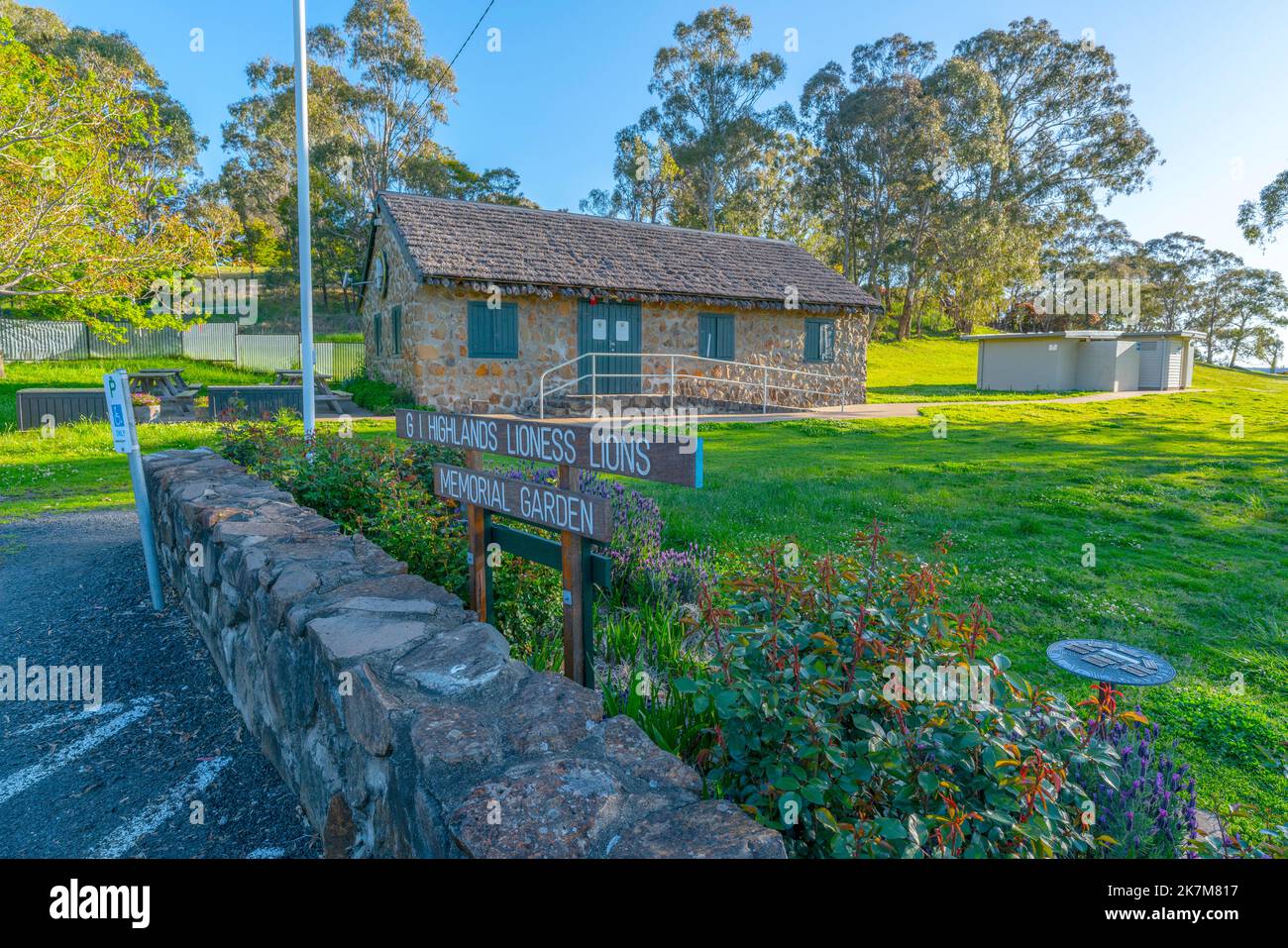 Der Highlands Lioness Lions Gedenkgarten neben dem Crofters Cottage Cafe in Glen Innes, Standing Stones im Norden von New South wales, australien Stockfoto