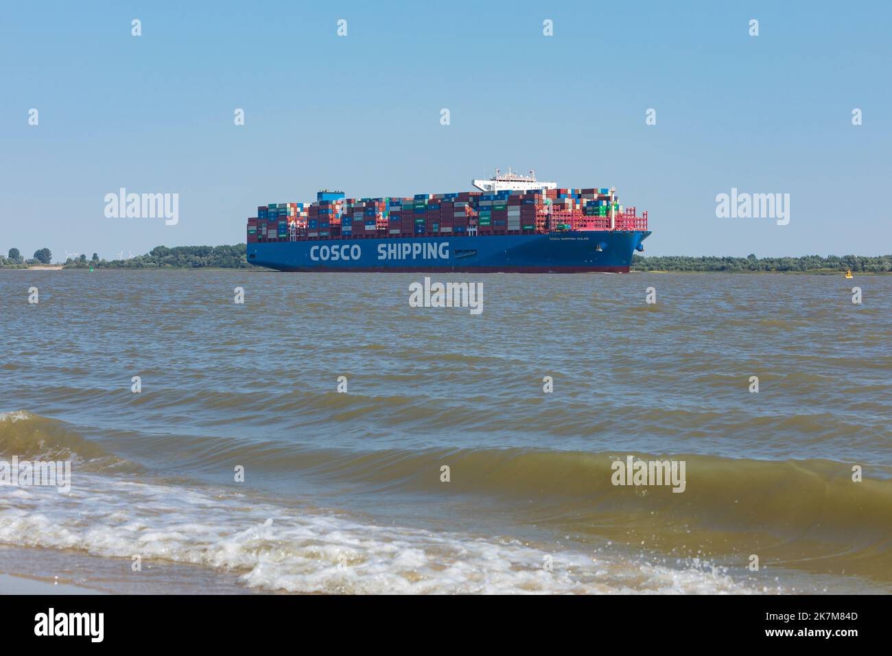 Containerschiff COSCO VERSAND SOLAR, gebaut 2019 und segelt unter der Flagge von Hong Kong auf der Elbe in Richtung Hamburg. Stockfoto