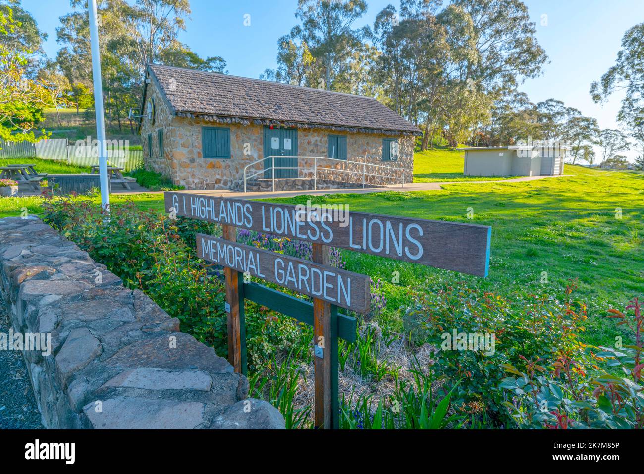 Der Highlands Lioness Lions Gedenkgarten neben dem Crofters Cottage Cafe in Glen Innes, Standing Stones im Norden von New South wales, australien Stockfoto