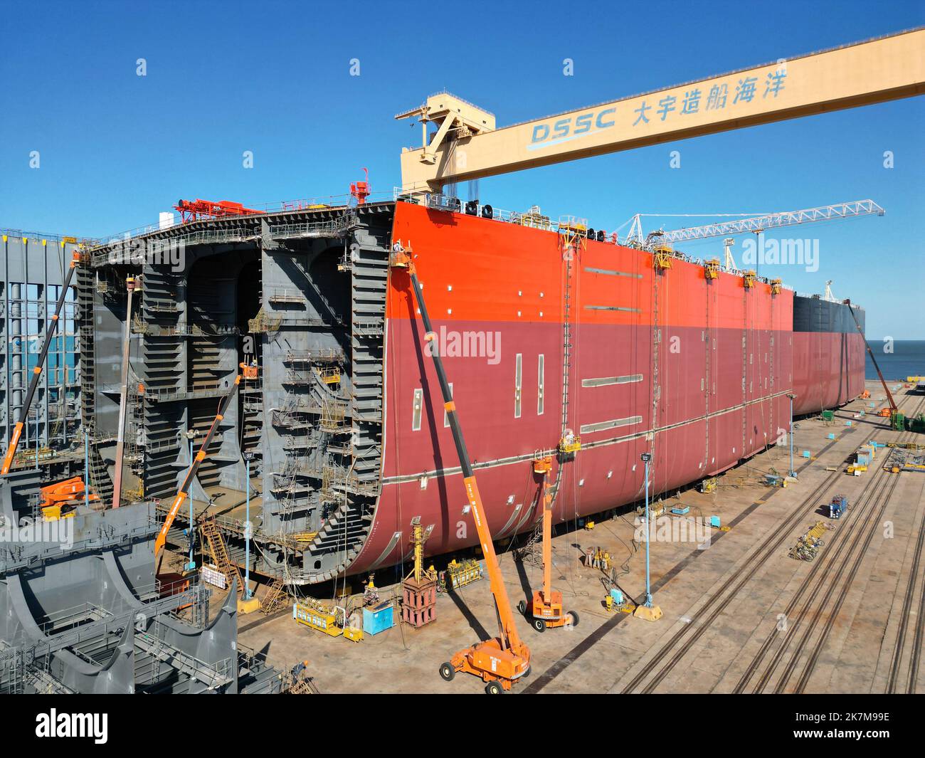 YANTAI, CHINA - 18. OKTOBER 2022 - bei Daewoo Shipbuilding and Marine Engineering (Shandong) werden mehrere Schiffsabschnitte gleichzeitig gebaut Stockfoto