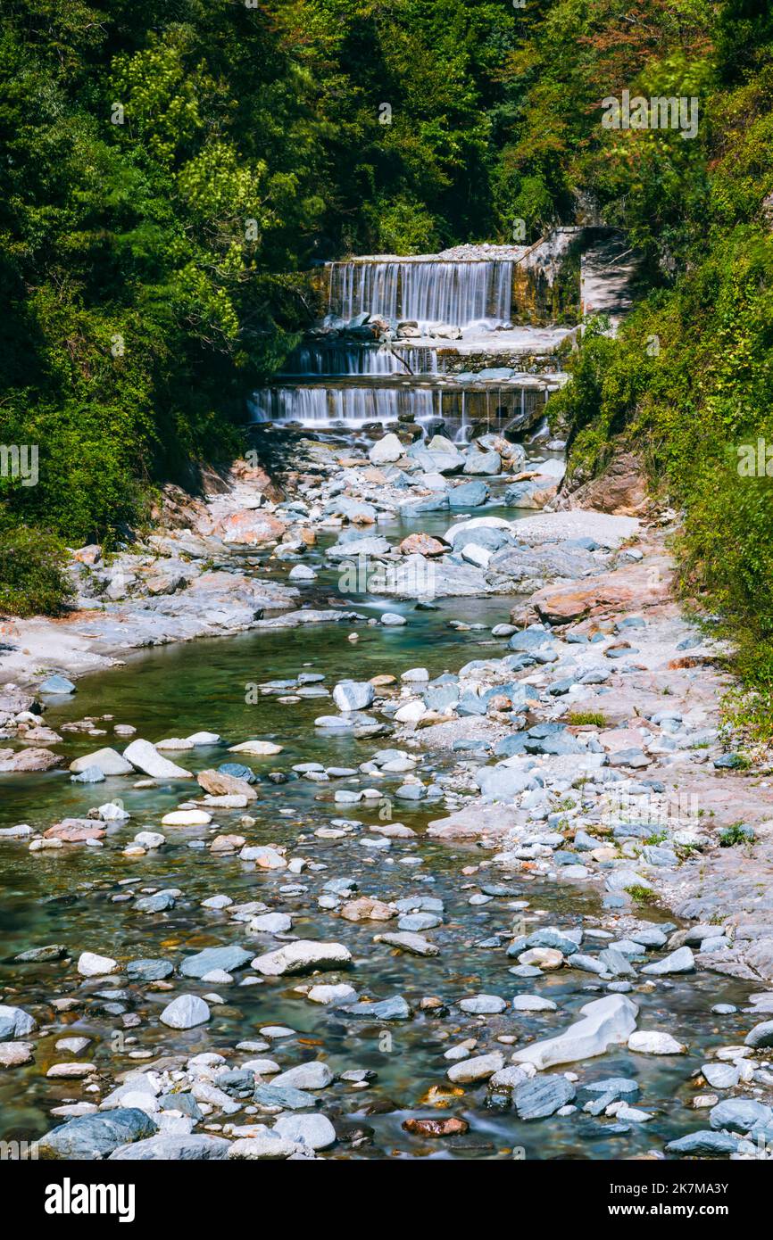 Kaskaden des Flusses Livo bei Domaso am Comer See, Lombardei, Italien. Aufnahme mit langer Belichtung. Stockfoto