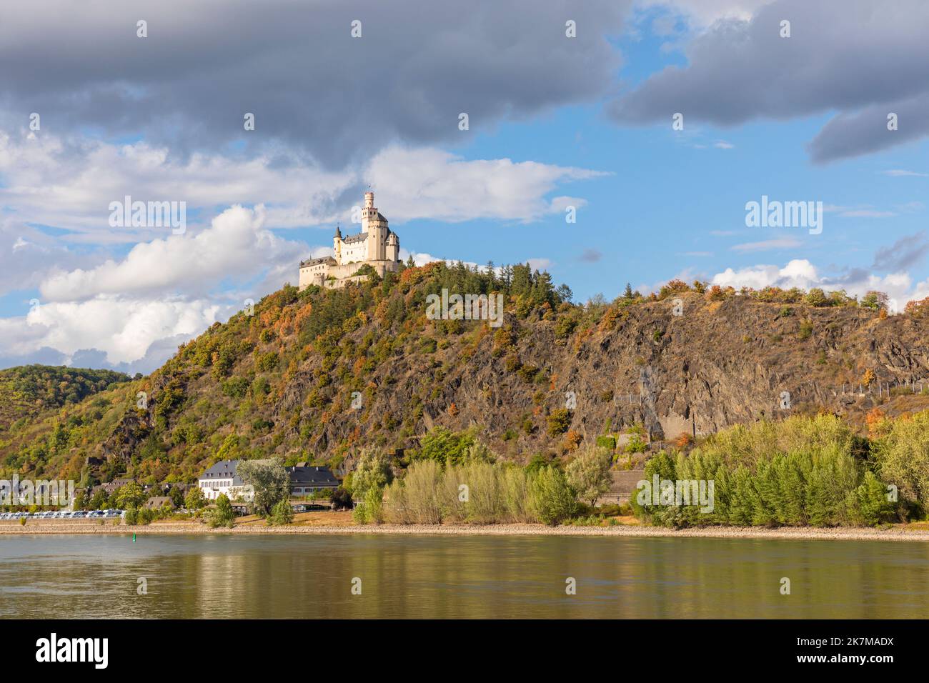 Marksburg aus dem 12.. Jahrhundert oberhalb des Philippsburg-Schlosses in Braubach, einem Dorf im Oberen Mittelrheintal. Stockfoto