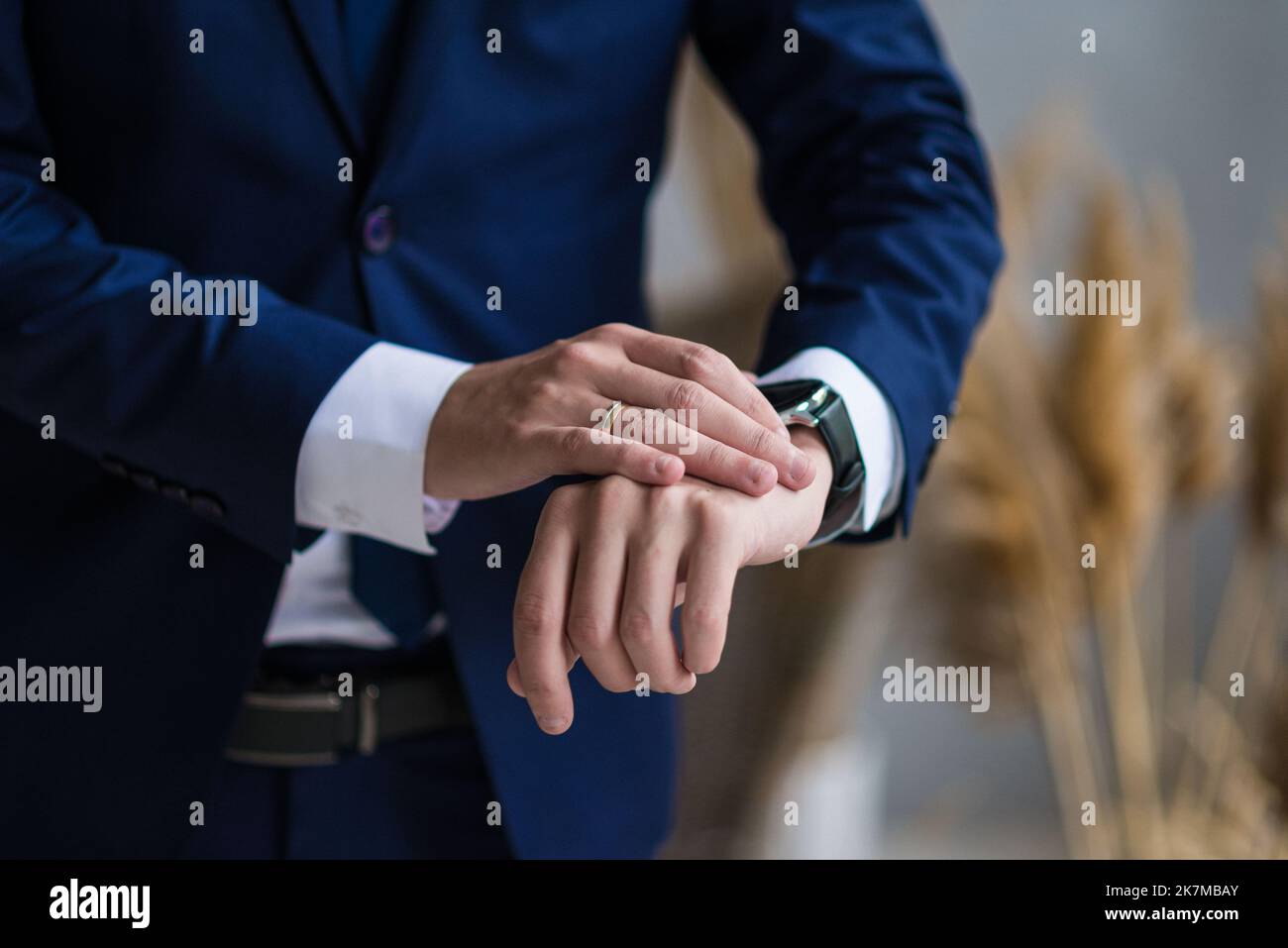 Geschäftsmann Kontrolle Zeit auf seine Armbanduhr, Mann setzt auf Hand, Bräutigam, am Morgen bereit, vor der Trauung Stockfoto