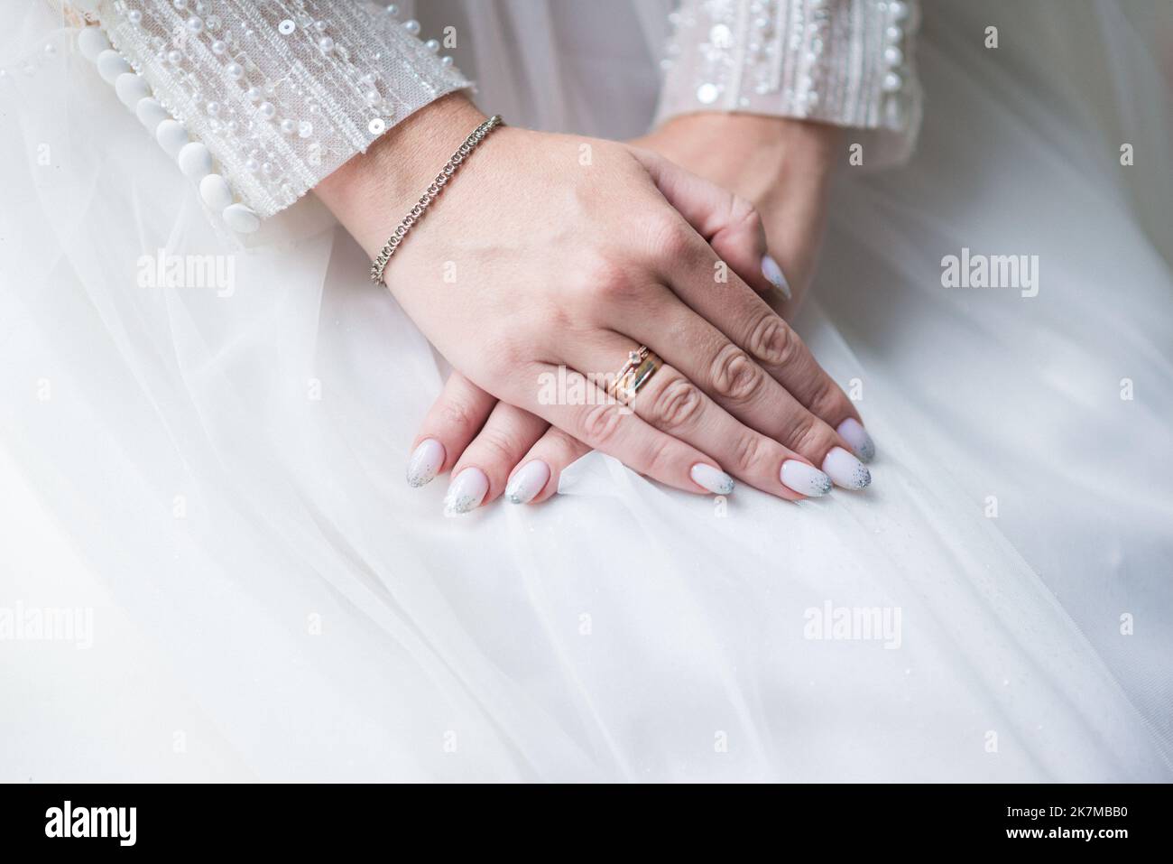 Bild von Mann und Frau mit Ehering.Junges Ehepaar hält Hände, Zeremonie