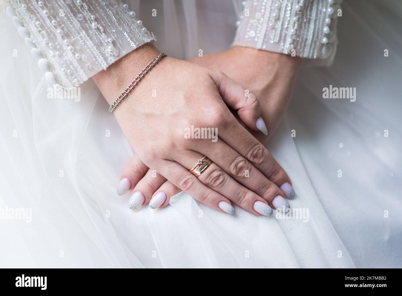 Bild von Mann und Frau mit Ehering.Junges Ehepaar hält Hände, Zeremonie Hochzeitstag. Vermählte die Hände des Paares mit Eheringen. Stockfoto
