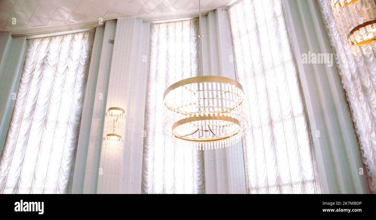 Kronleuchter im Standesamt, schöne Halle oder Raum mit Mosaiken auf dem Boden und schöne Lampen oder Kronleuchter im Register Stockfoto