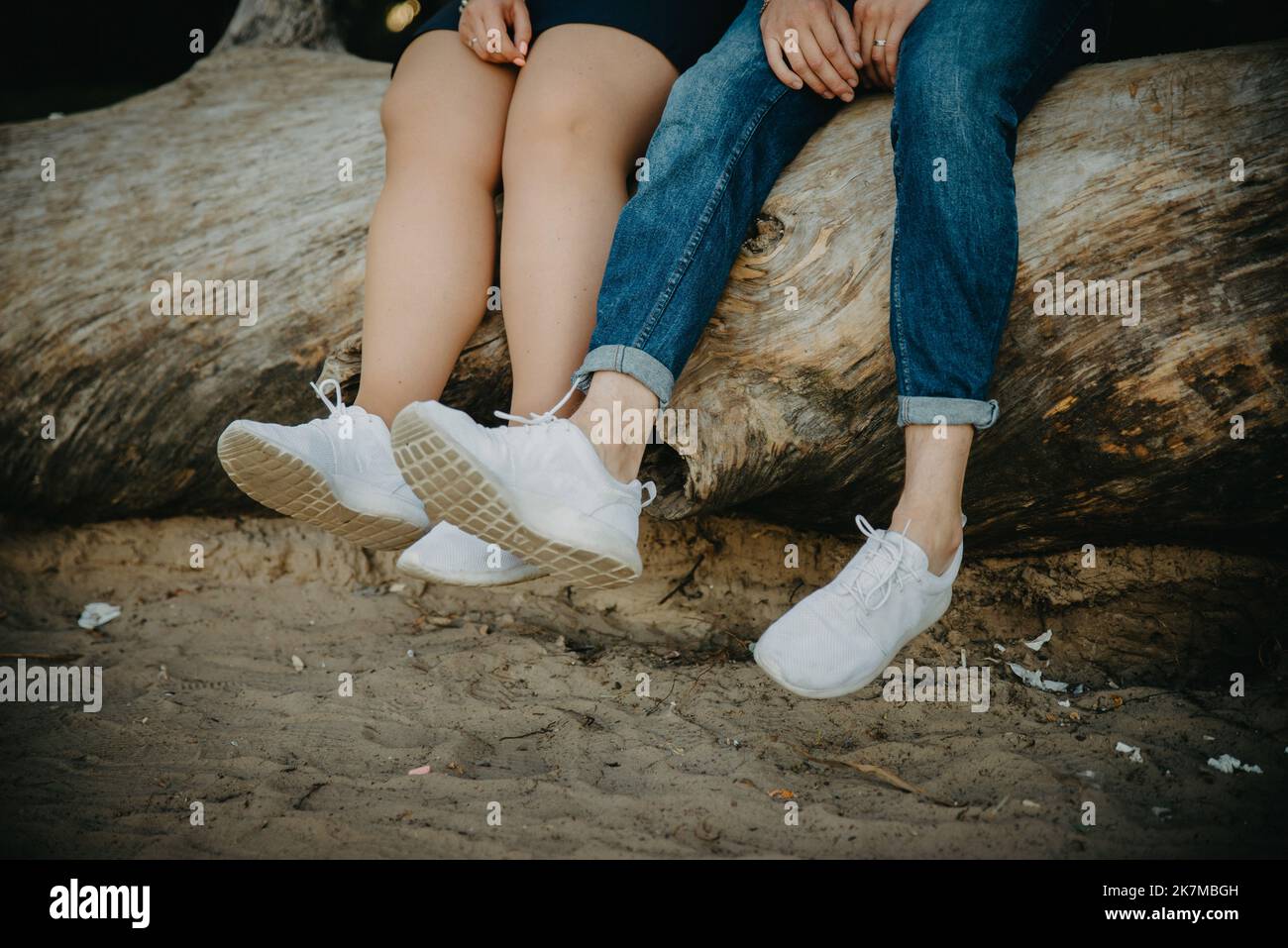 Füße der Braut und des Bräutigams, Hochzeitsschuhe (weicher Fokus). Kreuzverarbeitetes Bild für Vintage-Look Stockfoto