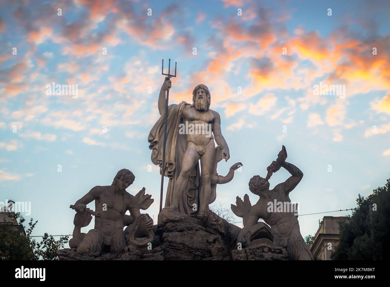 Poseidon Gott des Meeres. Sonnenuntergang Wolken über Piazza del Popolo, Poseidon Statue, Rom Italien Stockfoto