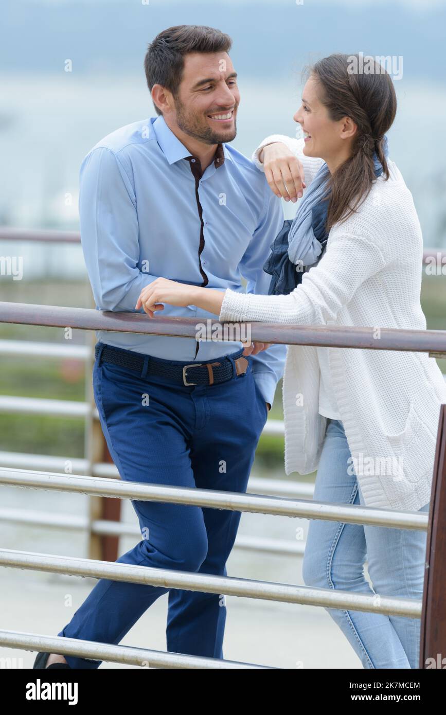 Ein Paar auf dem Pier Stockfoto