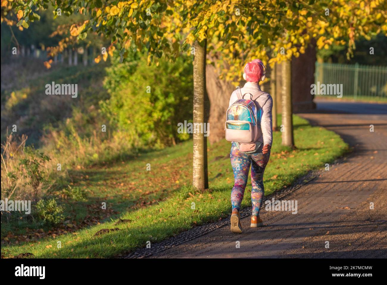 Preston, Lancashire. Wetter in Großbritannien; 18. Oktober 2022. Die Sonne geht über dem River Ribble auf, während die Anwohner in der Morgendämmerung am Riverside Walk, einem kalten nebligen Start in den Tag, leichte Übungen machen. Avenham Park Familienbereich, Rad- und Wanderwege im Nordwesten Englands. Kredit; MediaWorldImages/AlamyLiveNews Stockfoto