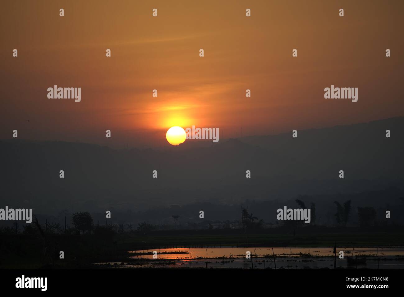 Natur Silhouette Hintergrund des Sonnenuntergangs in Indonesien Stockfoto