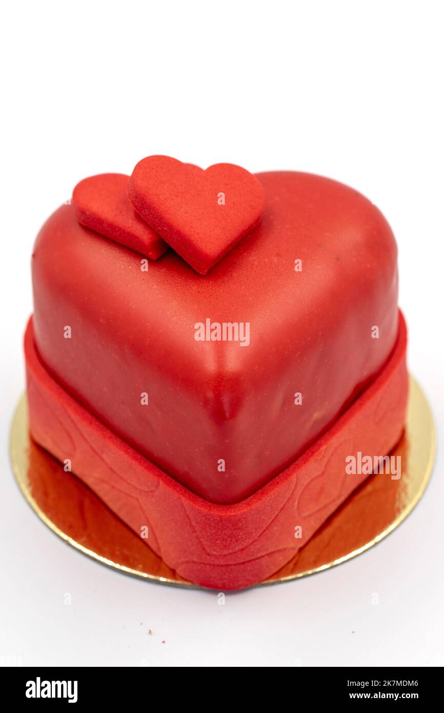 Herzkuchen auf weißem Hintergrund isoliert. Valentinstag-Kuchen im besonderen Design. Nahaufnahme Stockfoto