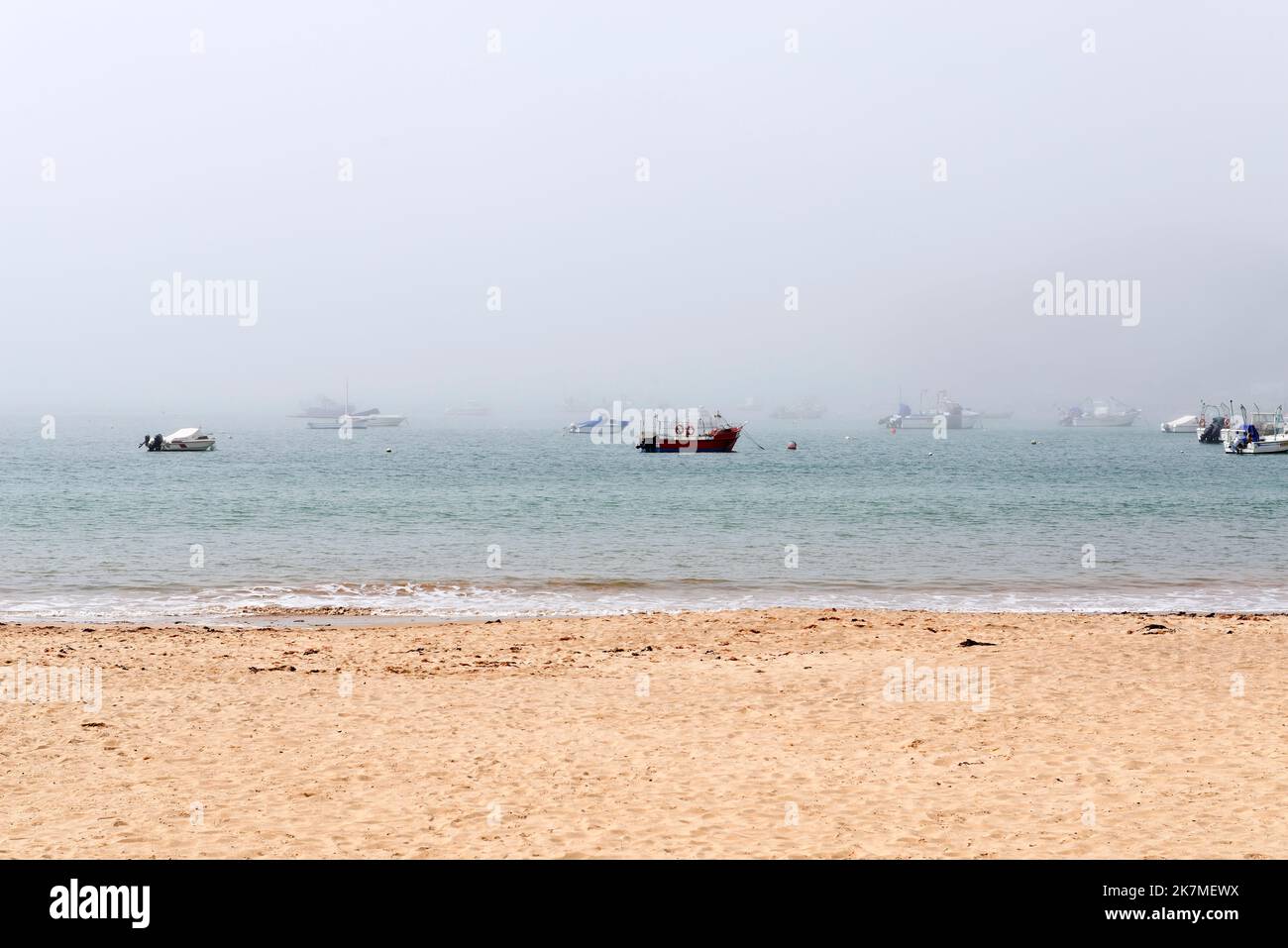 An einem nebligen Tag, Portugal, legten die Boote vor der Küste von Lissabon an Stockfoto