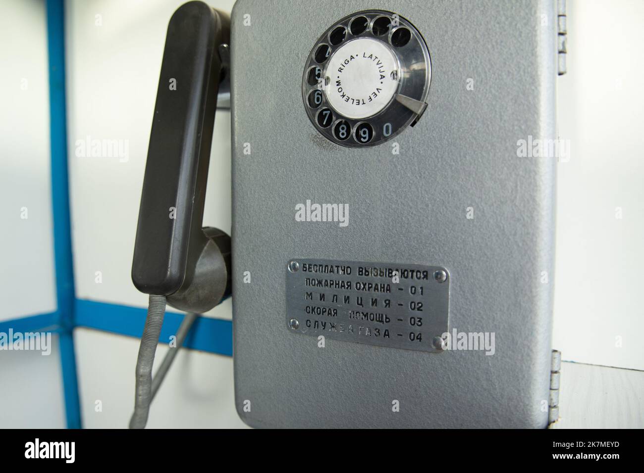 Sowjetisches Drehtelefon in einer Telefonzelle Stockfoto