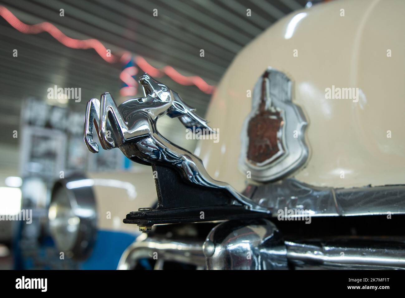 Nahaufnahme des Retro Gazelle wolga Emblems Stockfoto