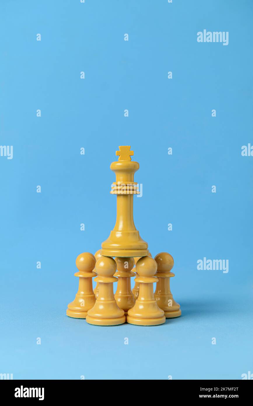 Weißer König auf weißen Schachfiguren mit blauem Hintergrund. Konzept von Unternehmertum, Führung, Teamarbeit und Geschäftsentwicklung. Stockfoto