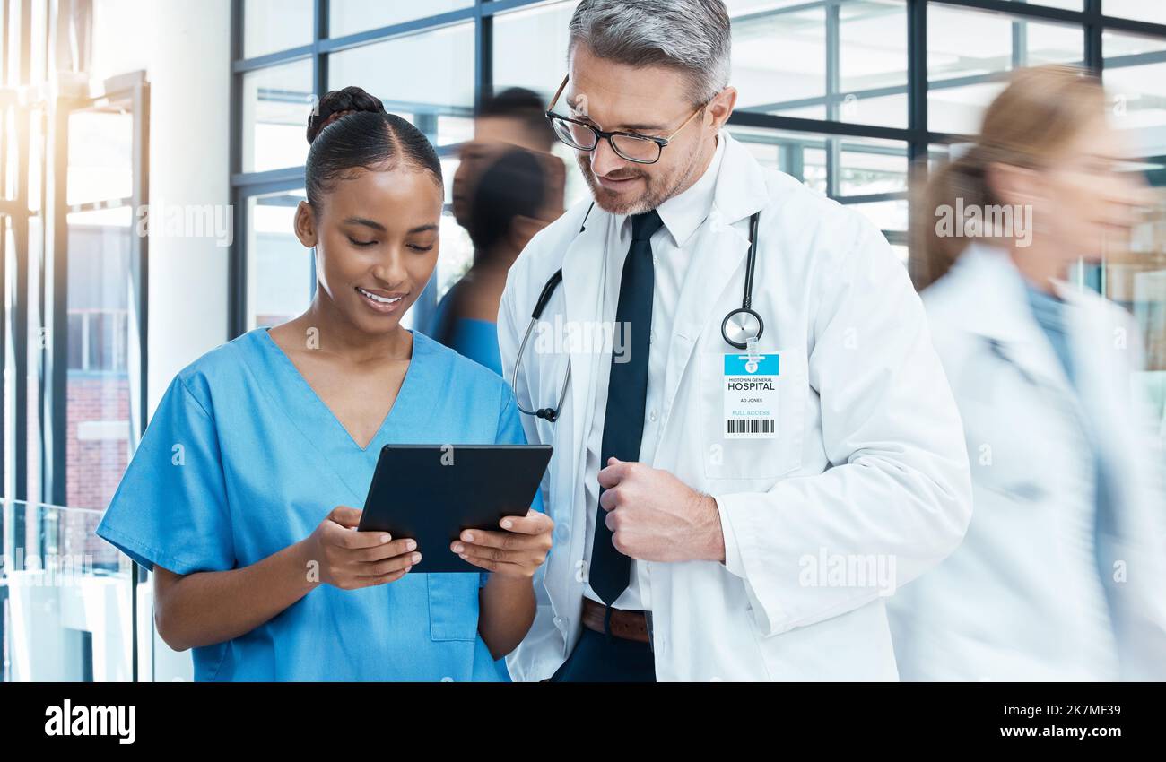 Ärzte, Tablet-PCs und ein vielbeschäftiges Krankenhaus mit Gesprächen, Online-Recherchen und Gesprächen über Ergebnisse in der Klinik. Digitale Geräte, Gesundheitswesen und Stockfoto