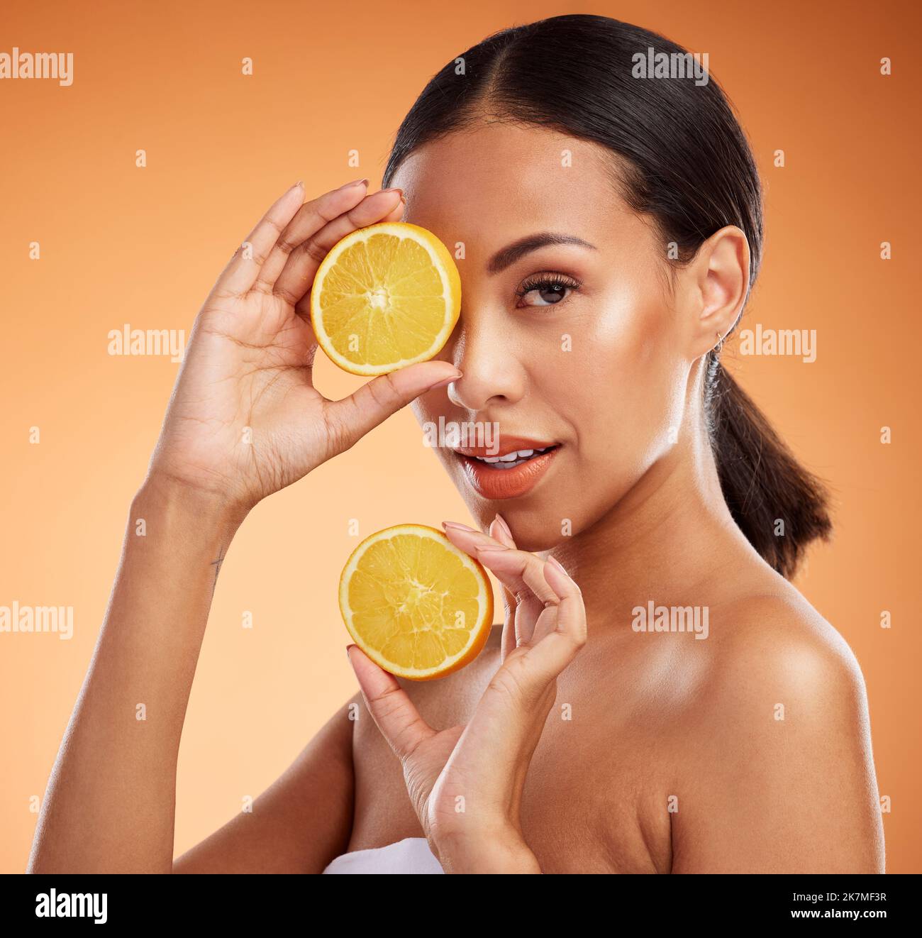 Hautpflege in der Natur, Schönheit und schwarze Frau mit Zitrone Vitamin C Gesichtsentgiftung für schöne, natürliche und gesunde Haut leuchten. Obst, Wellness und Stockfoto