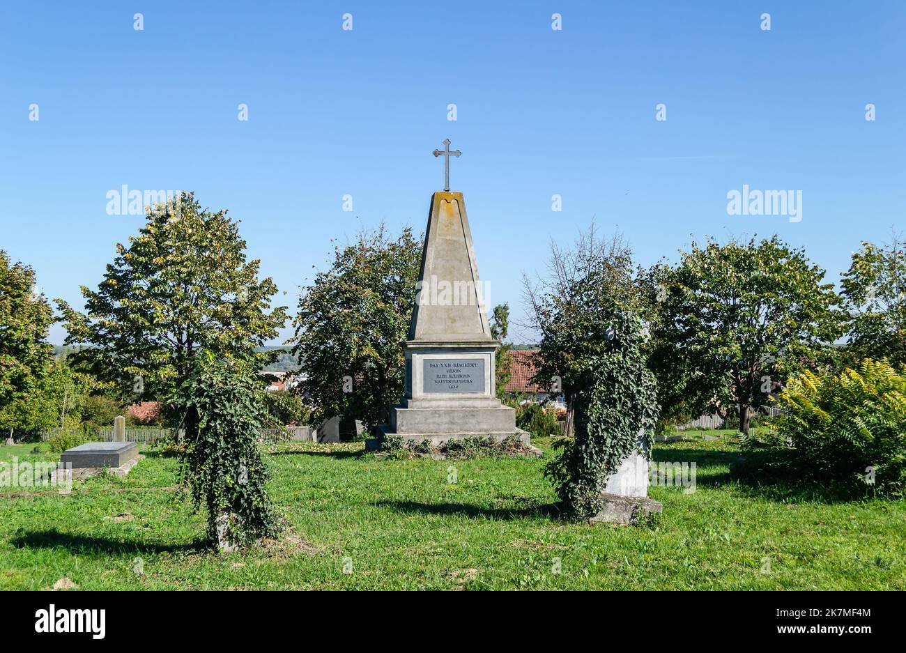 Ein Blick auf das Denkmal aus Stein, das den gefallenen Soldaten während der Revolution von 1848 und 1849 in Petrovaradin gewidmet ist. Stockfoto