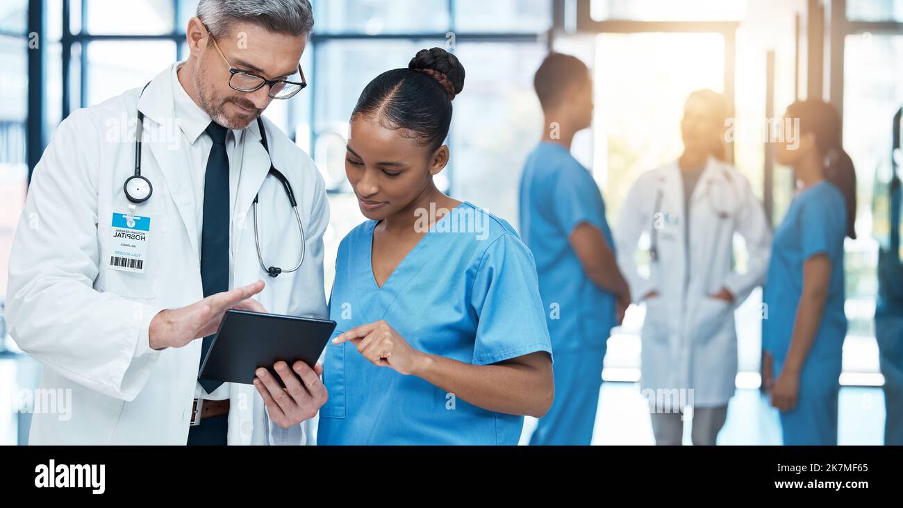 Ärztin, Krankenschwester und Gesundheitsteam, die medizinische Behandlung oder Versicherung im Krankenhaus konsultieren. Planung und Forschung von leitenden medizinischen Fachexperten Stockfoto
