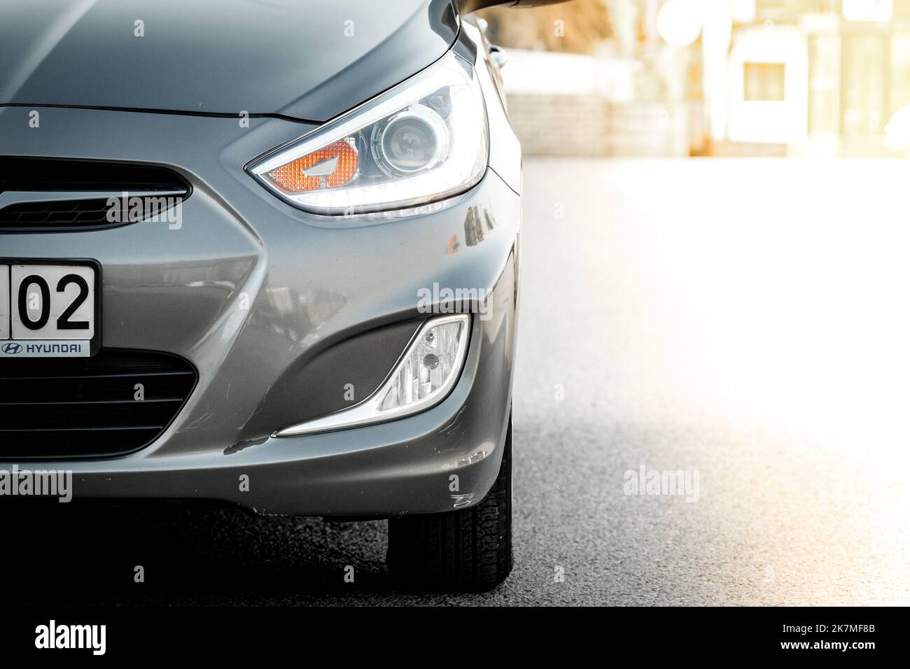 Frontoptik eines grauen Autos Hyundai Accent mit Blinker und Standlicht mit Kopierraum. Stockfoto