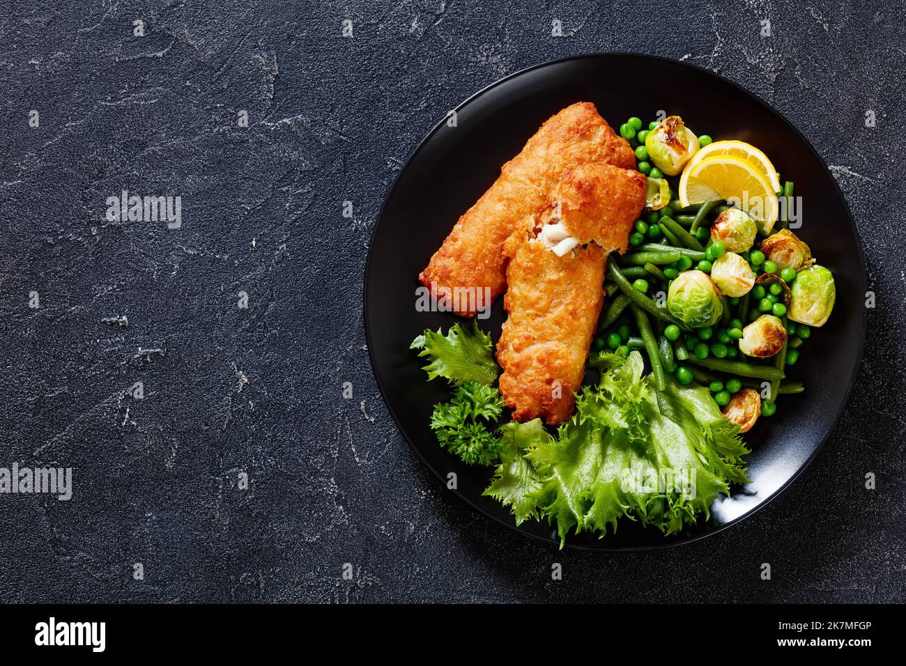 Knuspriger Bierteig Kabeljau Fischfilet mit gebratenem rosenkohl ...