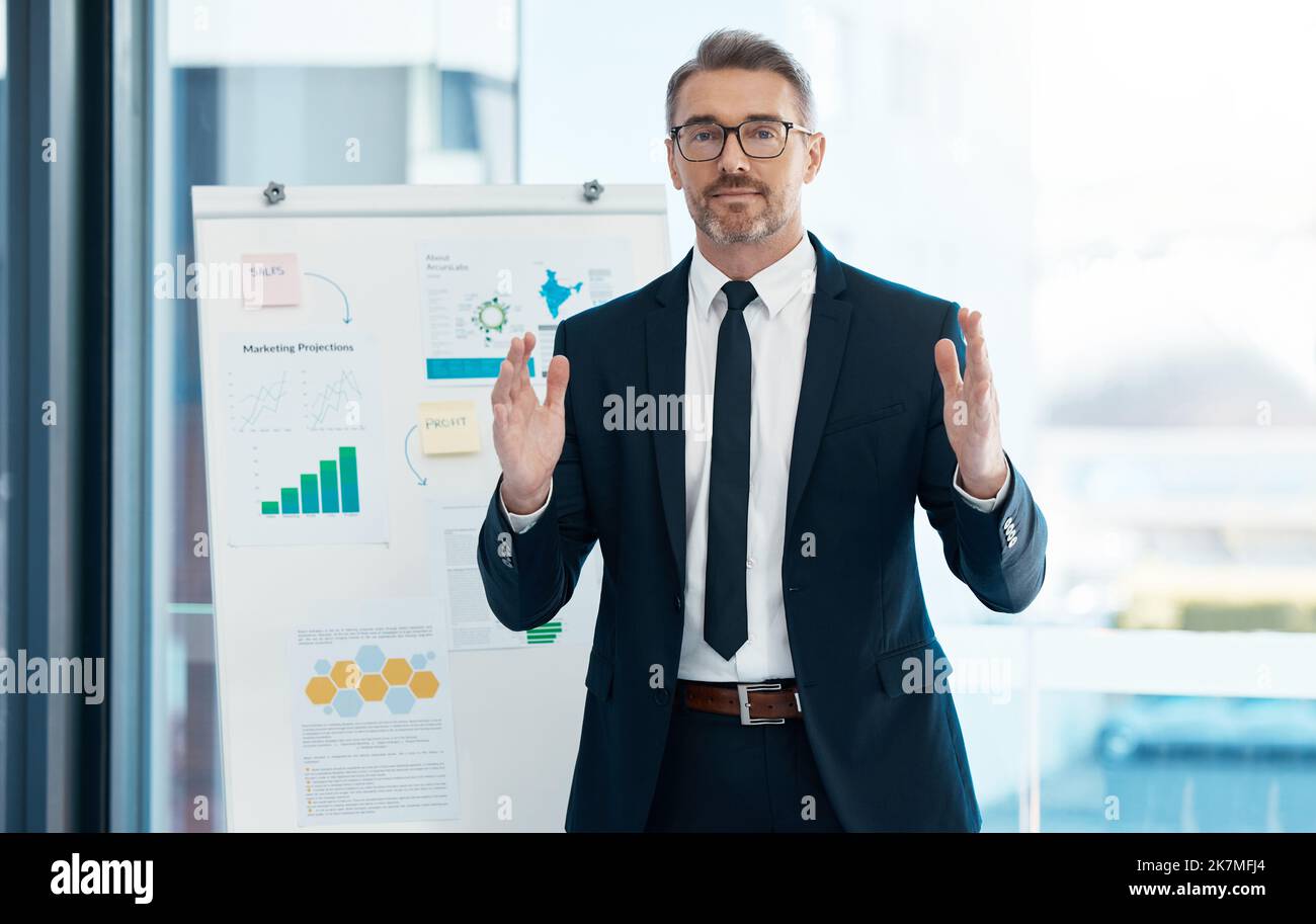 Business man, Charts und Präsentation im Büro, Planung und Strategie für das Unternehmen, reden und Ideen austauschen. Leader, Unternehmer und männlicher Chef zeigen Stockfoto