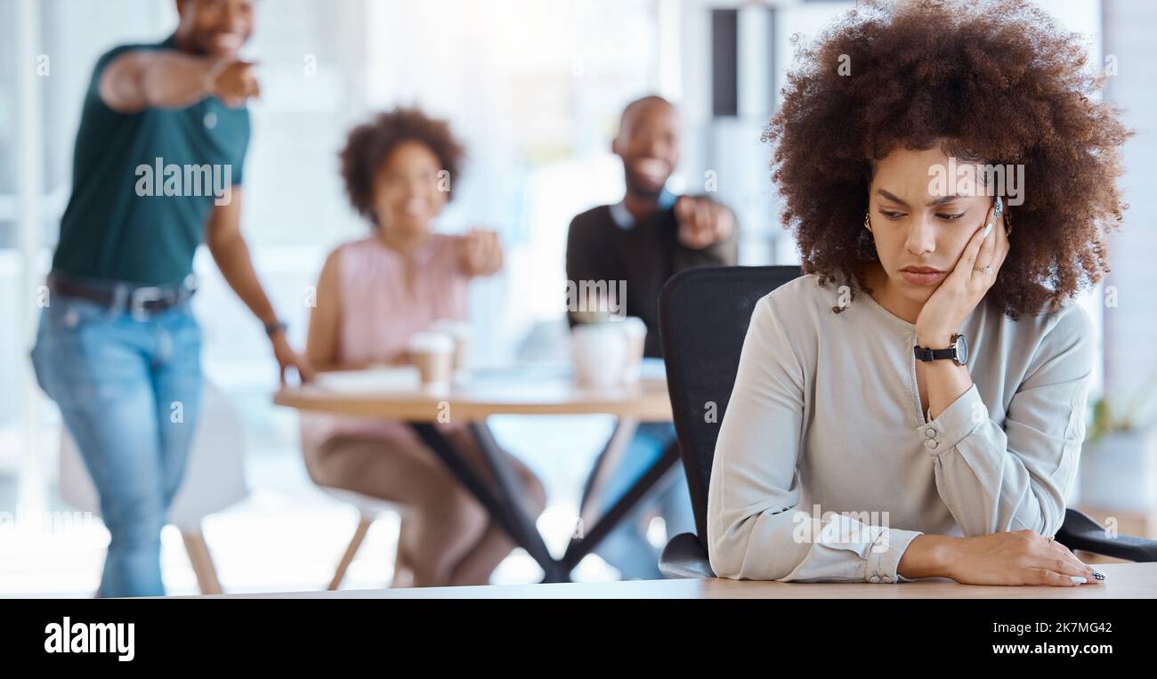 Mitarbeiter am Arbeitsplatz, Klatsch und Mobbing von Geschäftsleuten für die Personalabteilung, die psychische Gesundheit oder die Einhaltung von Richtlinien im Büro. Die Angestellten flüstern mit einer schwarzen Frau Stockfoto