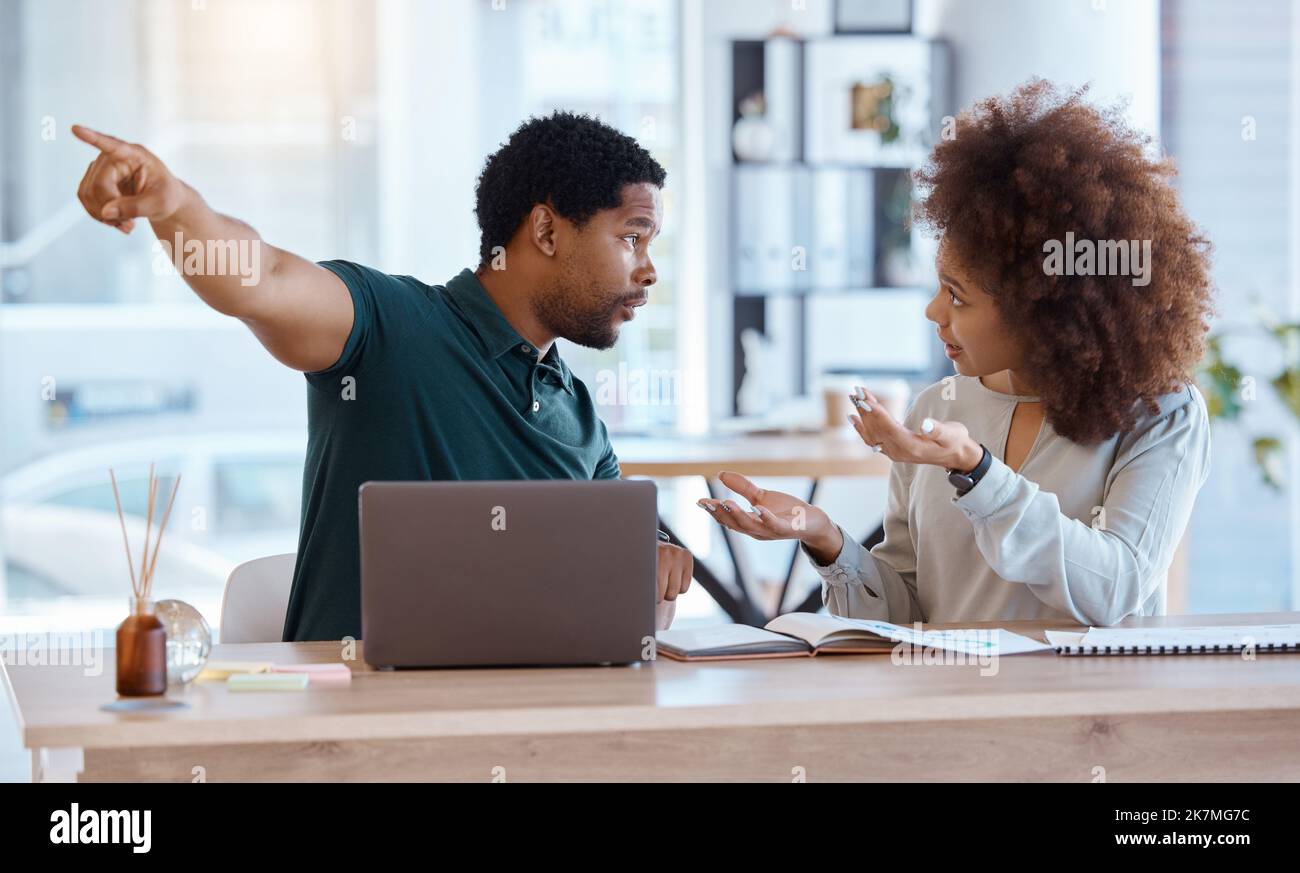 Scheidung, zeigendes und wütendes Paar kämpfen um Konfliktprobleme, Lebensproblem und Steuern oder finanzieren Schulden zu Hause. Finanzkrise Wut, Ehe scheitert Stockfoto