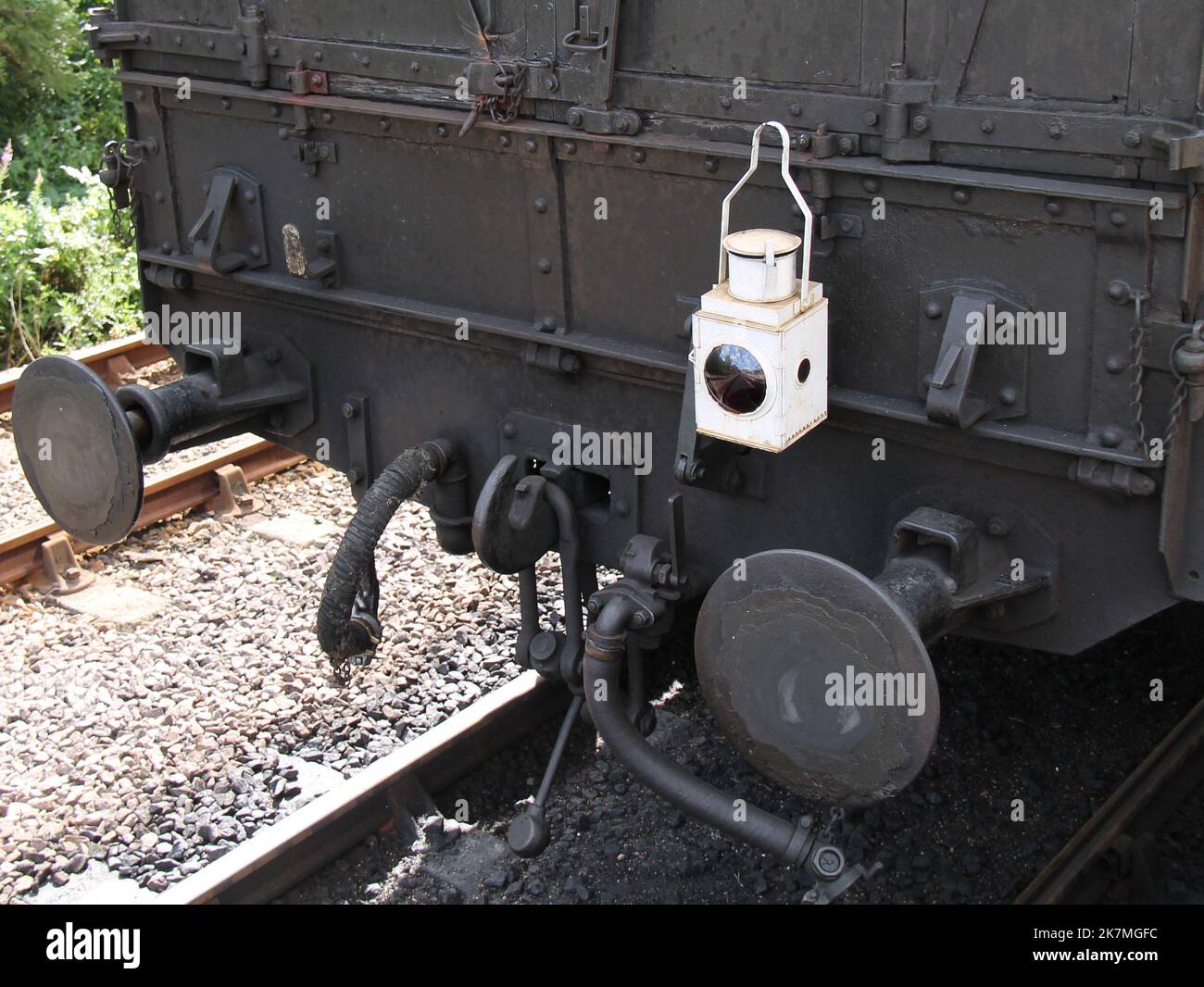 Die rote Hinterlicht-Laterne eines Vintage-Eisenbahnzuges. Stockfoto