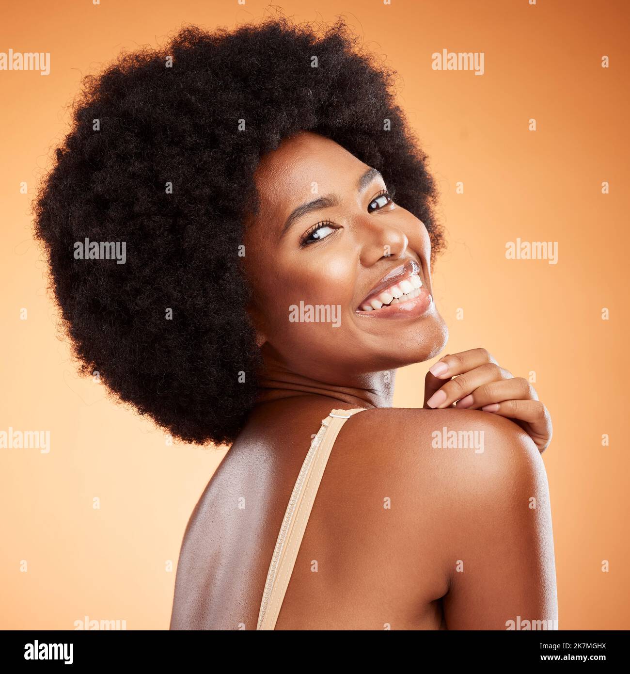 Hautpflege, Kosmetik und schwarze Frau mit Lächeln, glücklich, selbstbewusst und braun Studio Hintergrund für Körperpflege oder mutig für natürliche Schönheit Stockfoto