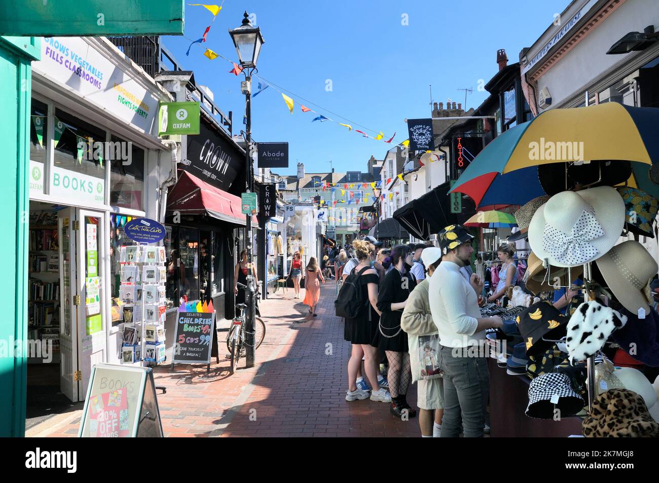 Junge Leute schlendern an einem sonnigen Tag durch Marktstände und unabhängige Geschäfte im modischen North Laine District von Brighton, East Sussex, England, Großbritannien Stockfoto