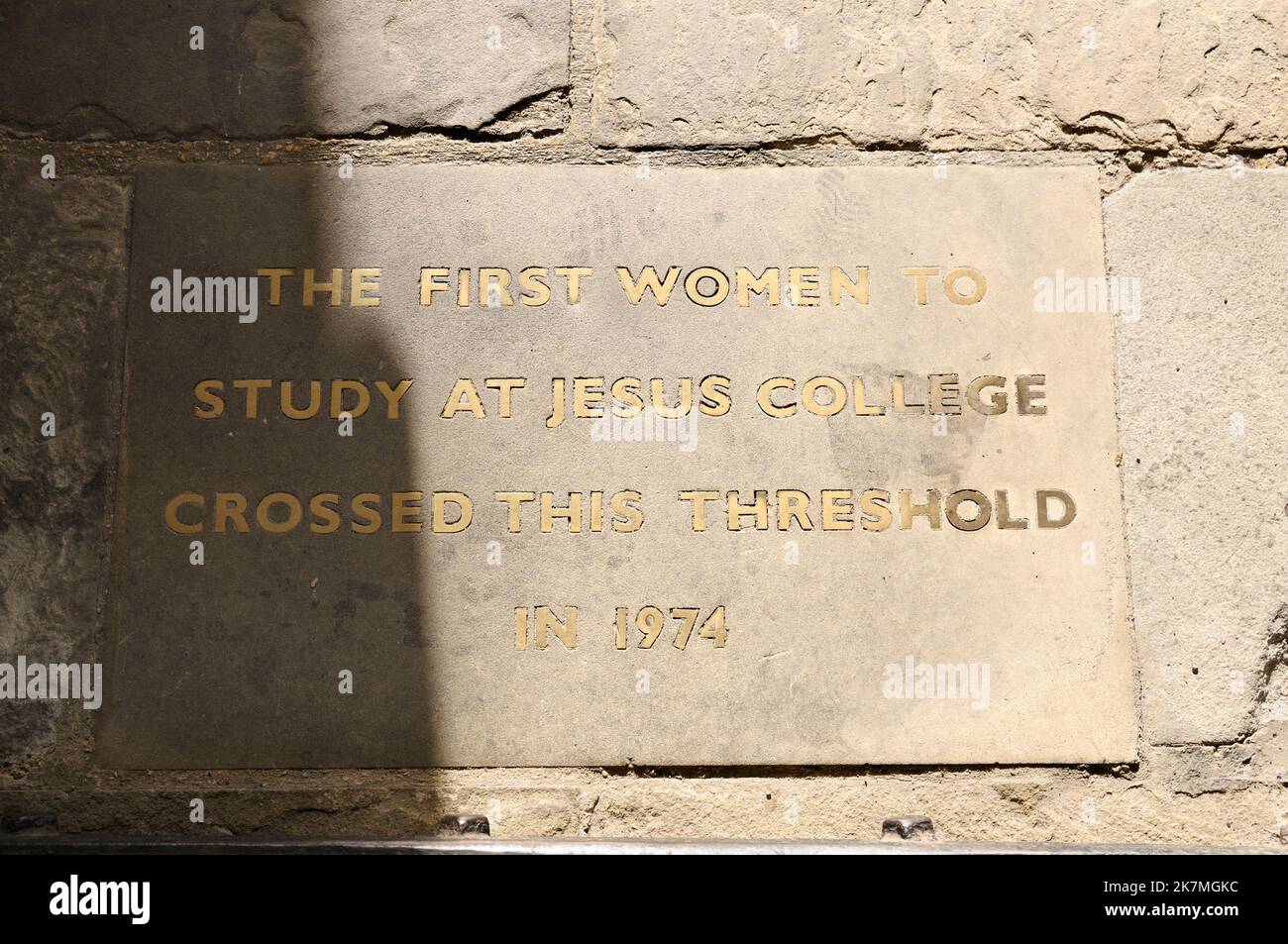 Plattenstein zur Erinnerung an die erste Zulassung von Frauen zum Studium am Jesus College im Jahr 1974 am Eingang in der Turl Street, Oxford University, England, Großbritannien Stockfoto