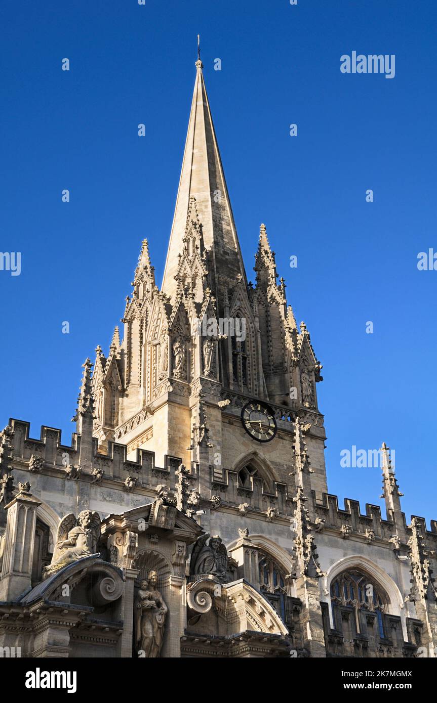 Der Turm der Universitätskirche St. Mary the Virgin oder St. Mary's, Oxford, England, Großbritannien. Eines der berühmten Wahrzeichen in der "Stadt der träumenden Türme". Stockfoto