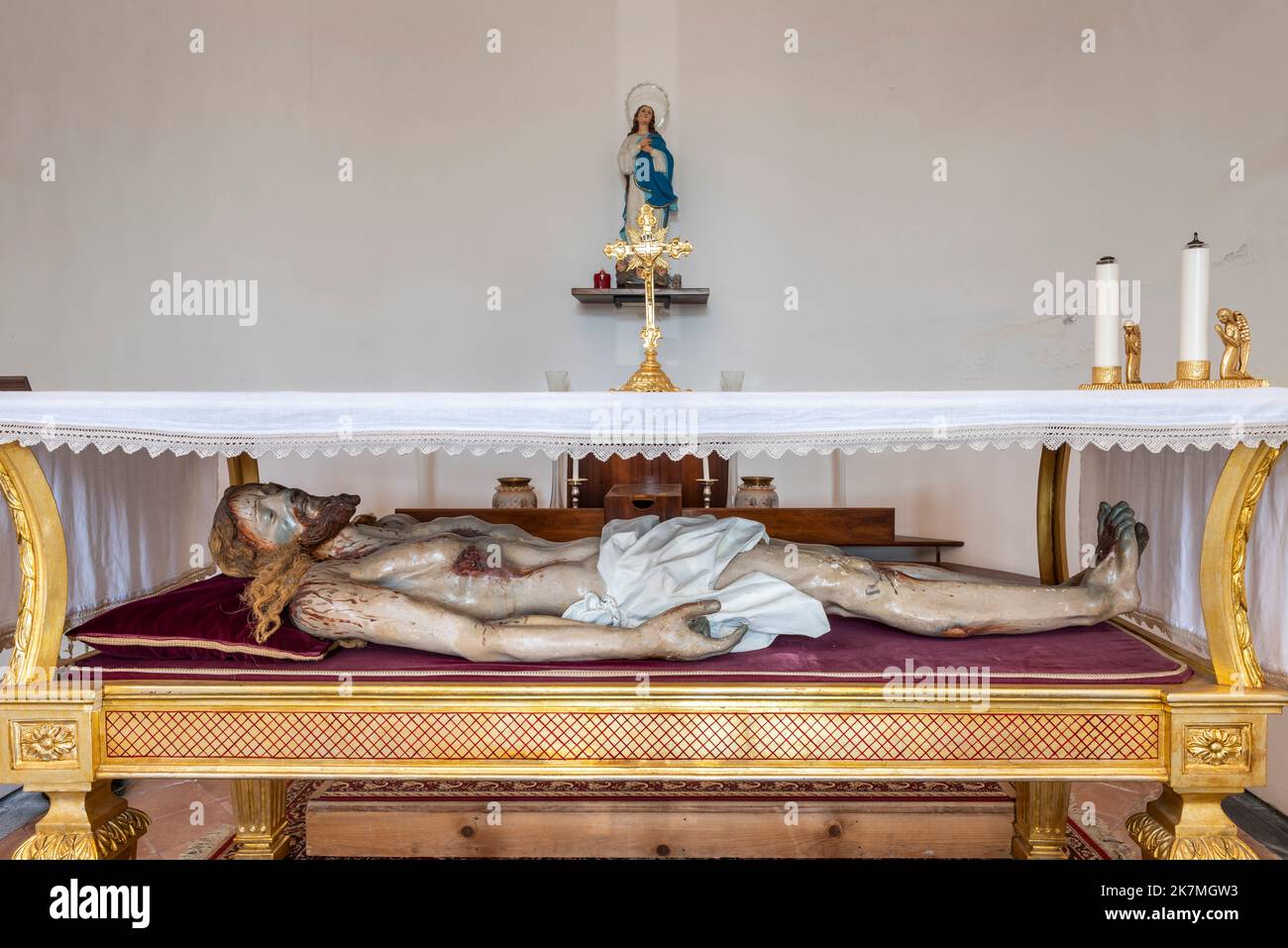 Ein brutal realistisches lebensgroßes Abbild des Leibes Christi nach seiner Kreuzigung in einer kleinen sizilianischen Dorfkirche Stockfoto