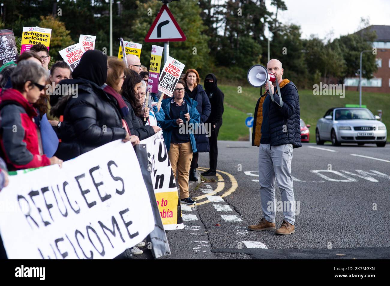 „Refugees Welcome“-Demo im Holiday Inn, Cardiff. Die Demonstranten versammelten sich, um ihre Unterstützung und ihren Empfang für die Flüchtlinge, die im Holiday Inn wohnten, zu zeigen, da ein von Faschisten erwarteter gegnerischer marsch nicht auftaute. Stockfoto